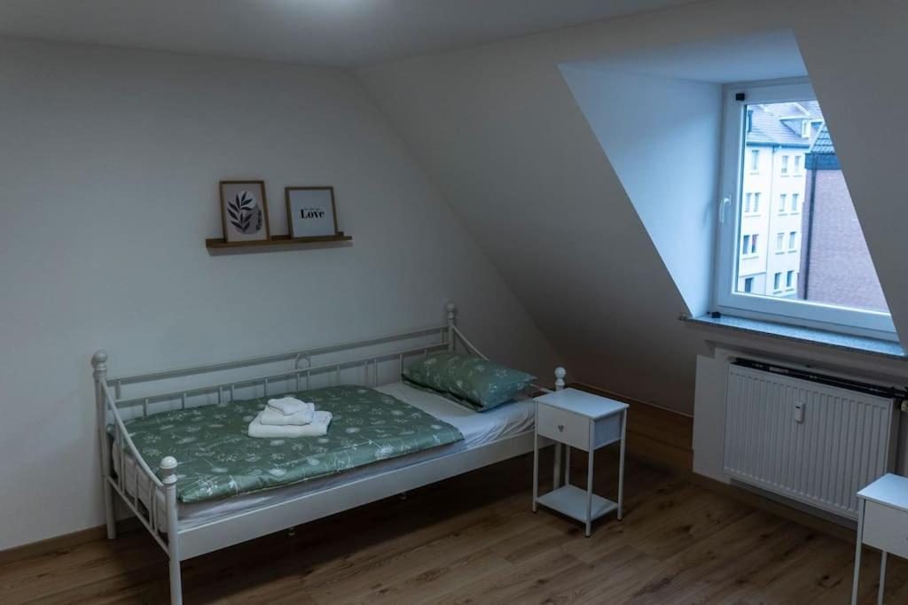 Moderne Ferienwohnung In Gelsenkirchen-Schalke Fuer 1 Bis 7 Personen Mit Terrasse, Ideal Fuer Gruppen & Stadionbesuche Exterior photo