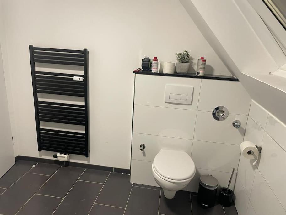 Moderne Ferienwohnung In Gelsenkirchen-Schalke Fuer 1 Bis 7 Personen Mit Terrasse, Ideal Fuer Gruppen & Stadionbesuche Exterior photo