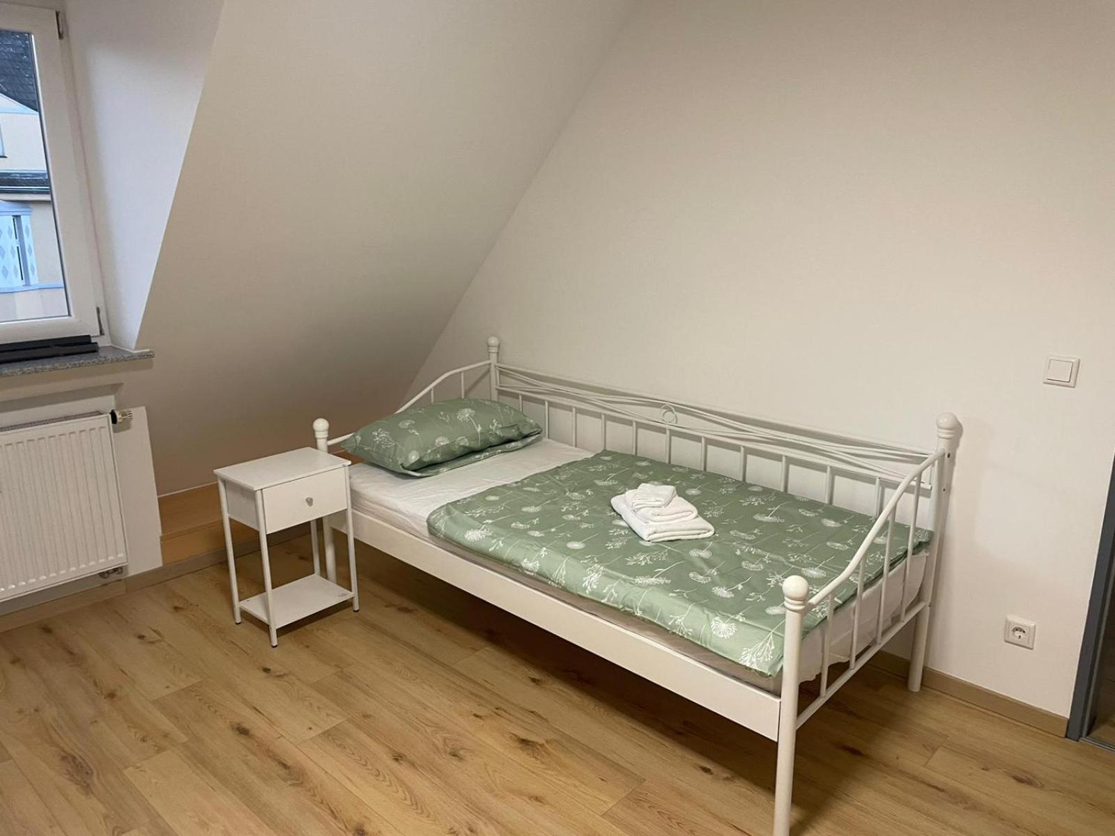 Moderne Ferienwohnung In Gelsenkirchen-Schalke Fuer 1 Bis 7 Personen Mit Terrasse, Ideal Fuer Gruppen & Stadionbesuche Exterior photo